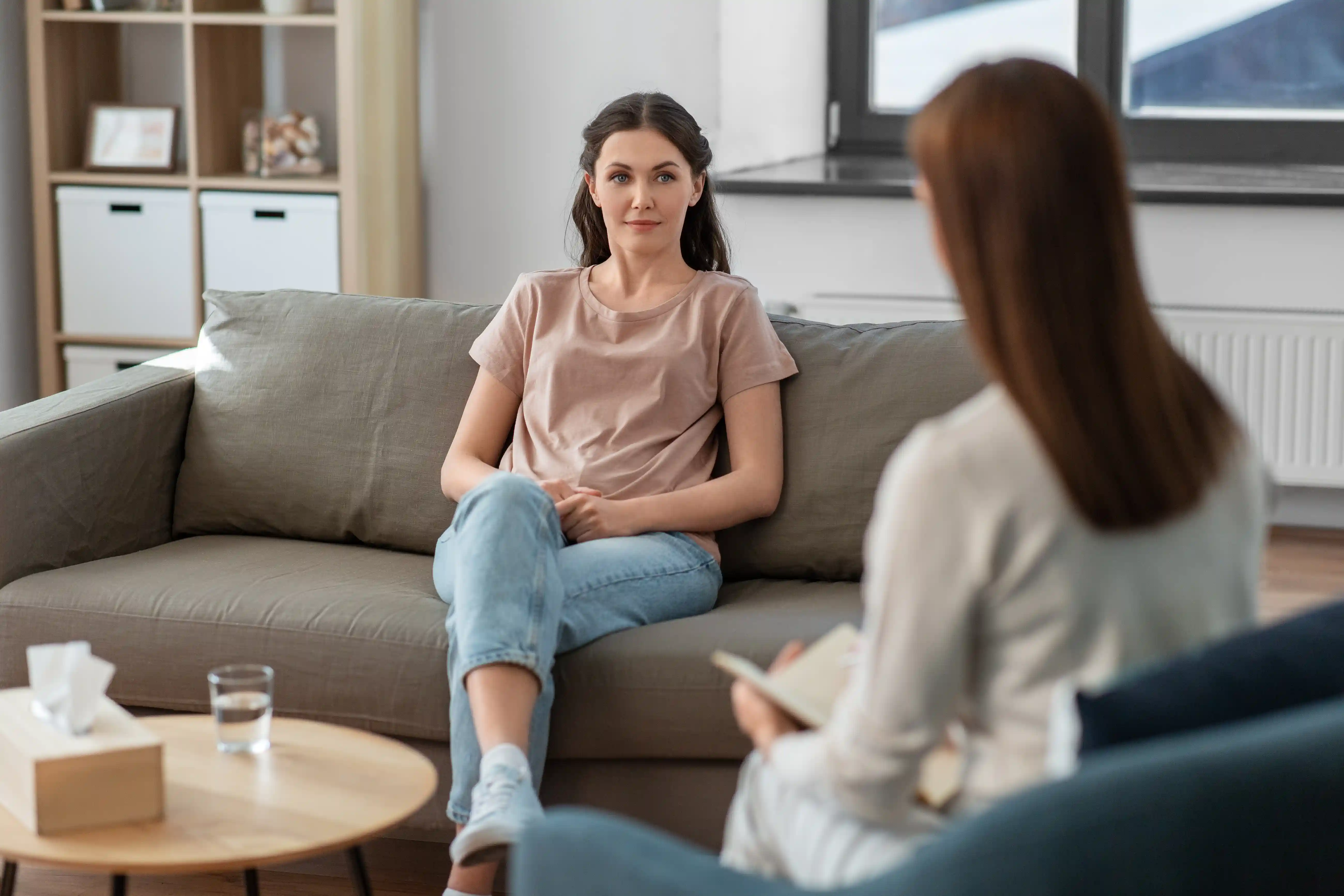 Psychologin redet mit ihrer Klientin
